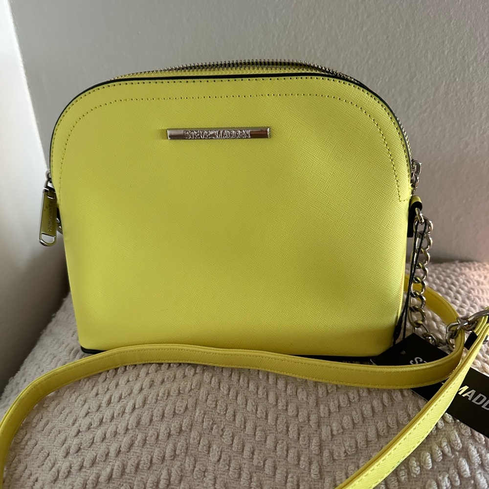 Steve Madden green crossbody bag, new with tags. Although it's new with tags.